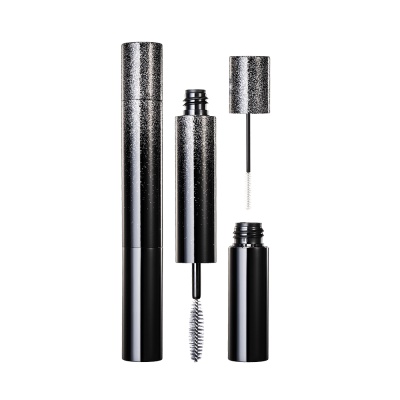 Le tube de mascara est un moyen pratique d'appliquer et de retirer le mascara